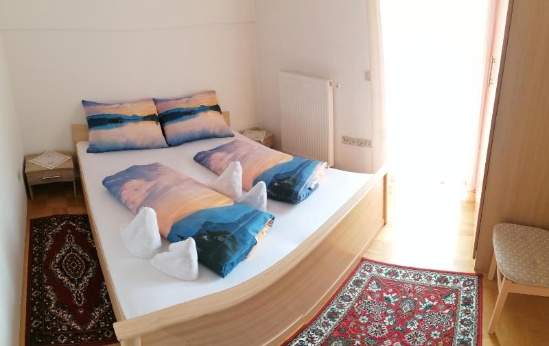 Double Room with Shared Bathroom image 2