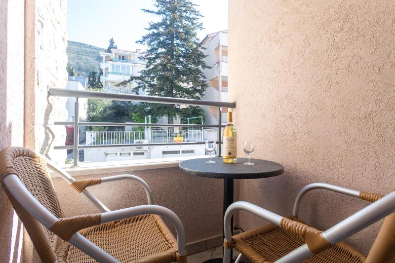 Studio with Balcony image 3