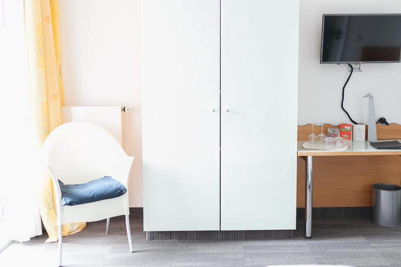 Standard Twin Room image 4