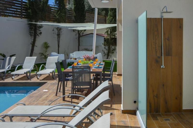 Tsokkos Family Villa - Pool Garden 2' Walk to Beach - image 11