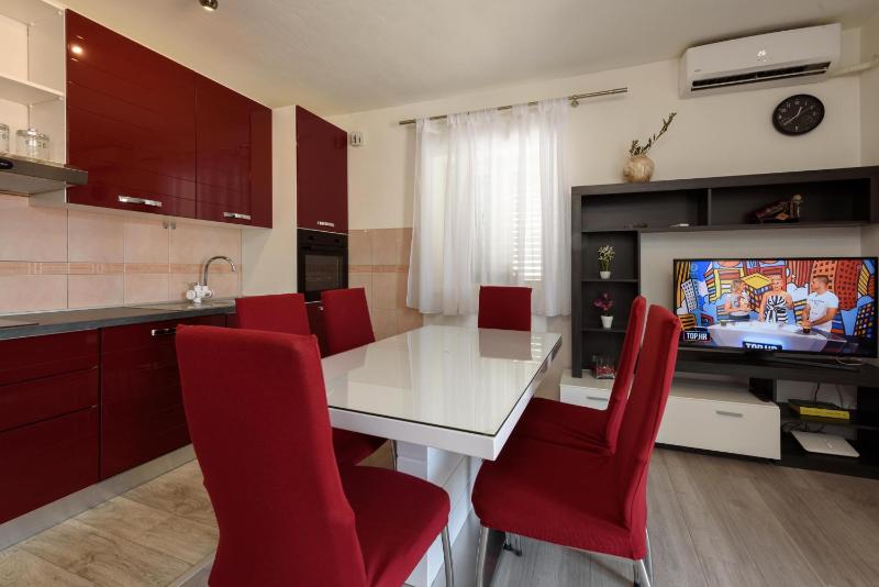 One-Bedroom Apartment with Balcony and Sea View image 4
