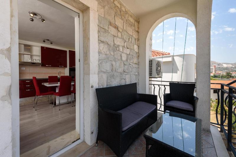 One-Bedroom Apartment with Balcony and Sea View image 3