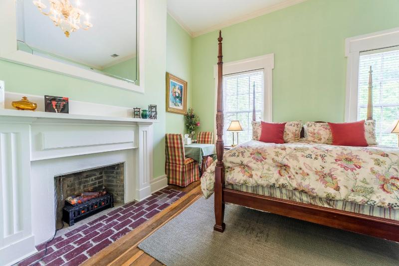 Deluxe King Suite image 2
