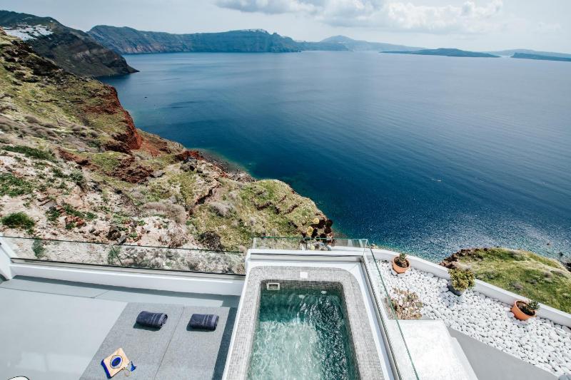 Grand Cave Villa with Outdoor Hot Tub and Caldera View image 4