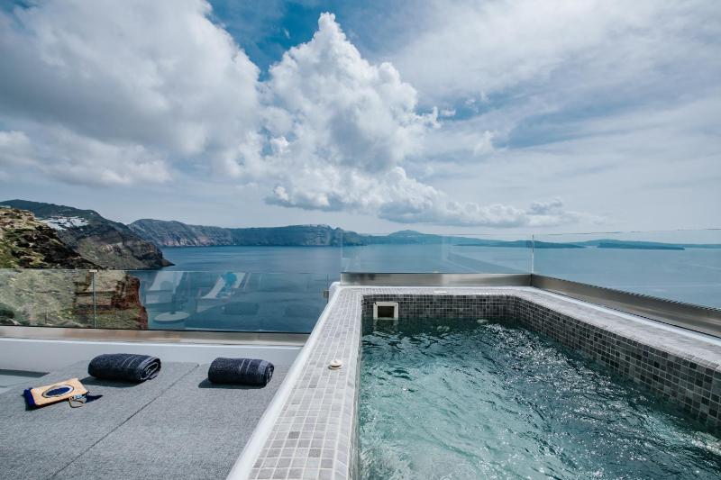 Grand Cave Villa with Outdoor Hot Tub and Caldera View image 3