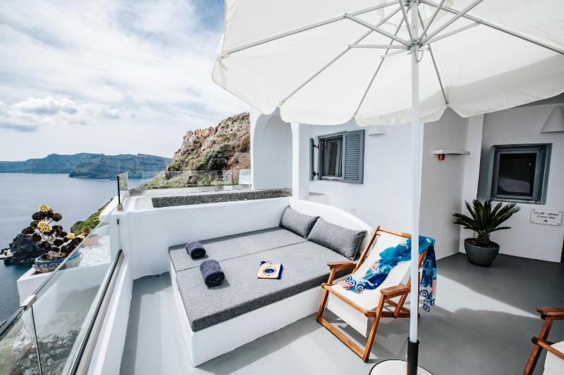 Grand Cave Villa with Outdoor Hot Tub and Caldera View image 2