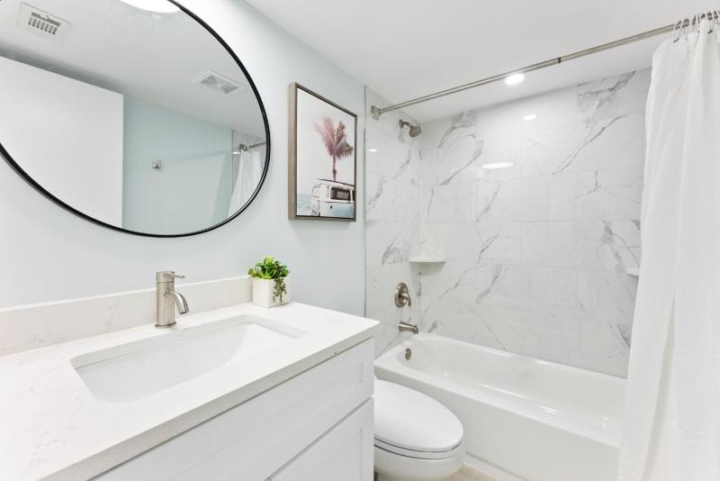 Deluxe Two-Bedroom Apartment - Oceanfront - Unit #221 image 3