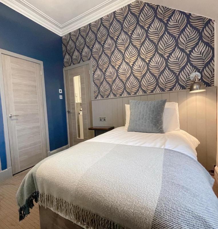 Single Room with Shower image 1