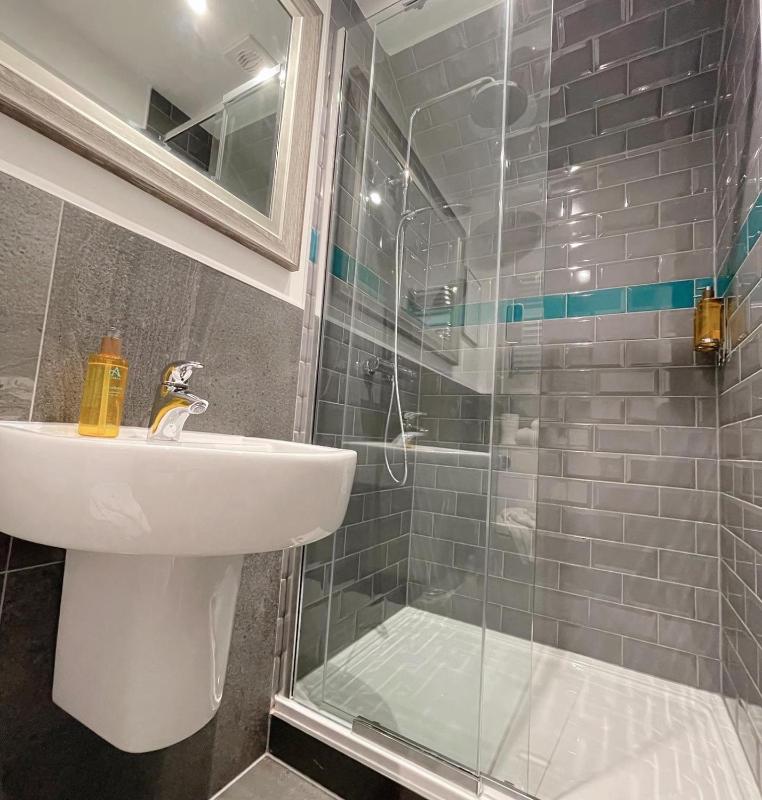 Single Room with Shower image 4