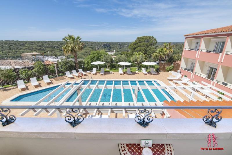 Superior Double or Twin Room with Pool View image 3