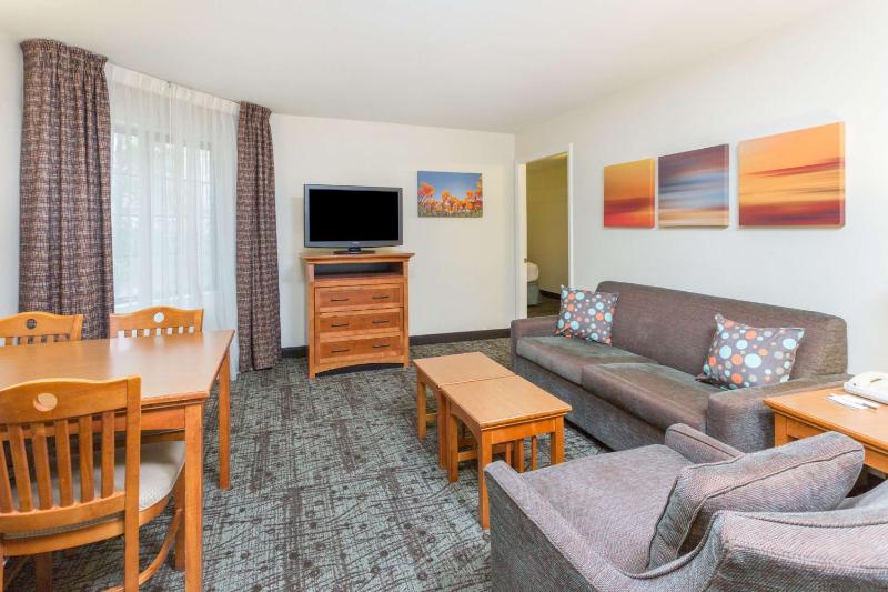 Two-Bedroom Suite with King and Queen Beds image 3