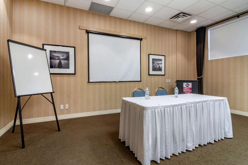 Best Western Plus Vancouver Airport Hotel - image 10