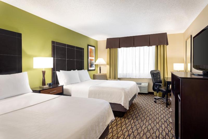 Standard Room with Two Queen Beds image 4