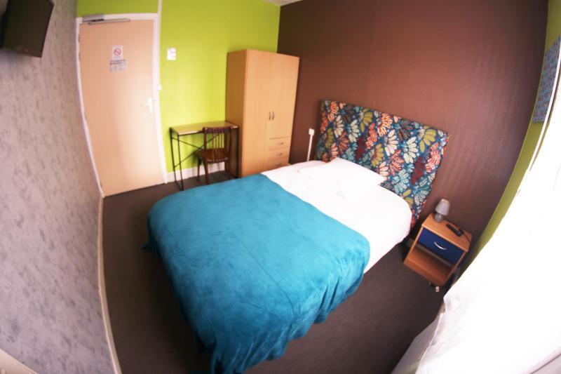 Room for One Person with Shared Bathroom image 1
