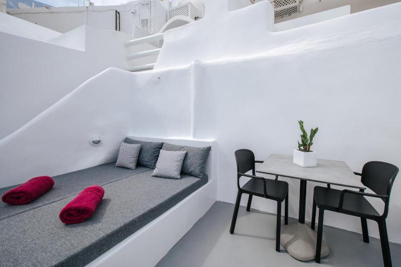 Honeymoon Cave Villa with Outdoor Hot Tub and Caldera View image 4
