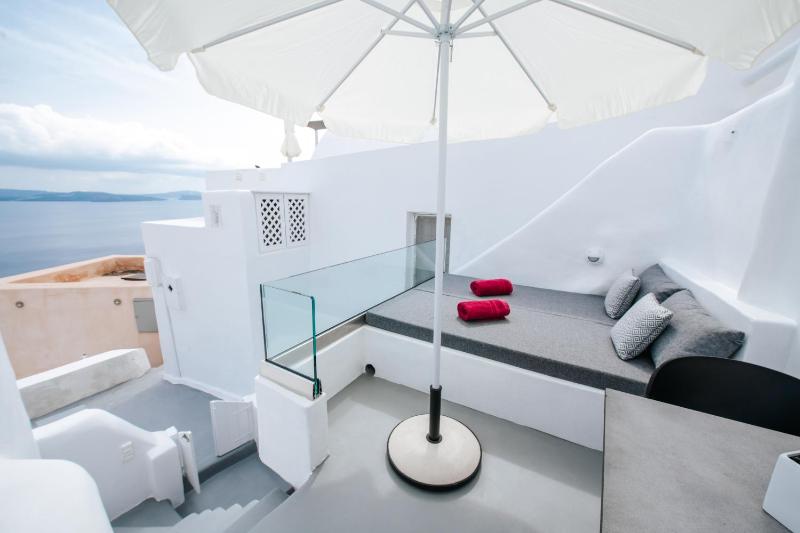 Honeymoon Cave Villa with Outdoor Hot Tub and Caldera View image 3