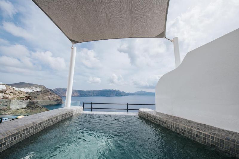 Deluxe One-Bedroom Cave Villa with Outdoor Hot Tub and Caldera View image 4