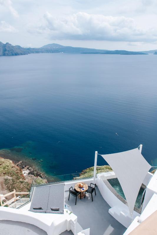 Deluxe One-Bedroom Cave Villa with Outdoor Hot Tub and Caldera View image 3