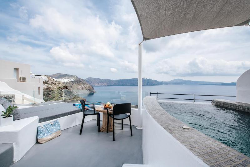 Deluxe One-Bedroom Cave Villa with Outdoor Hot Tub and Caldera View image 2