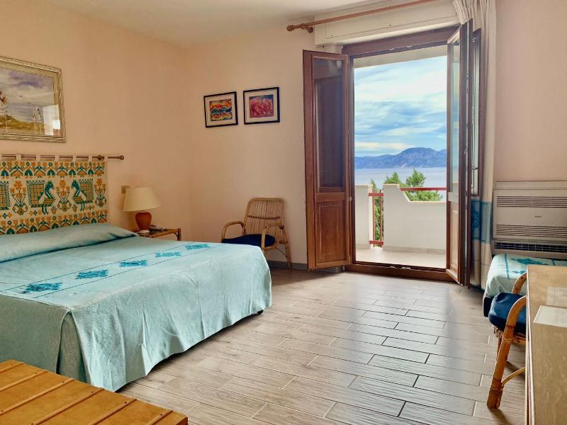 Double Room with Sea View image 2