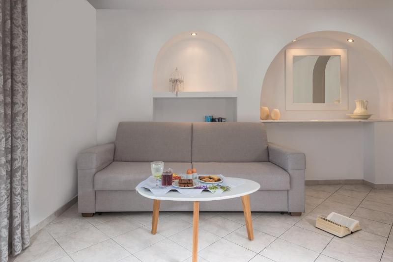 Deluxe Triple Room with Outdoor Jetted Tub image 4