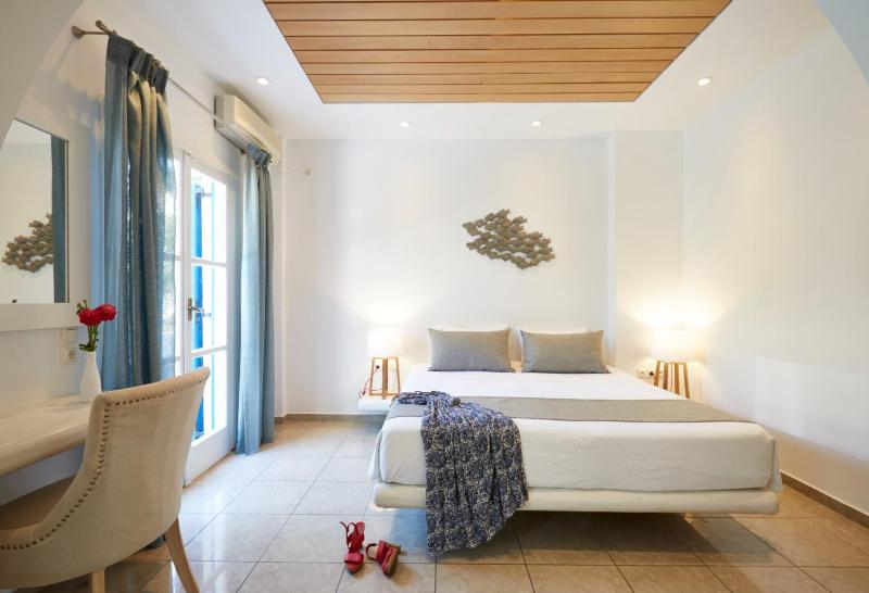 Superior Triple Room with Garden View image 3