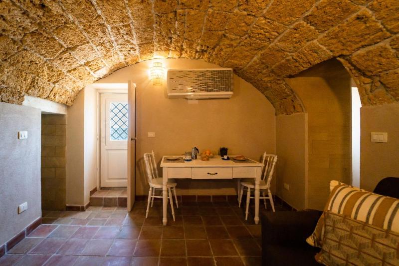 GuestHost - Il Dammuso di Ortigia - Lovely Sea View Apartment - image 8