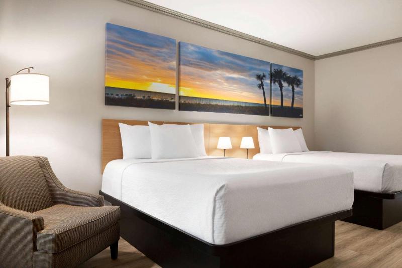 Double Room with Two Double Beds and Bath Tub - Mobility Accessible/Non-Smoking image 3