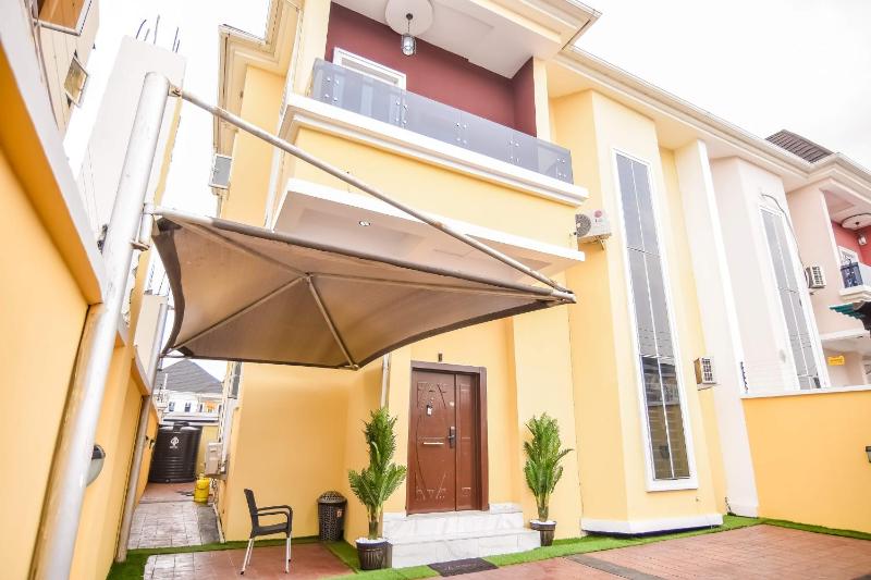 Executive 4 bedroom house - image 1