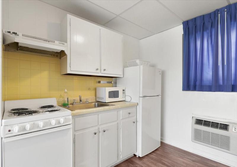 Efficiency Room with Two Double Beds image 4