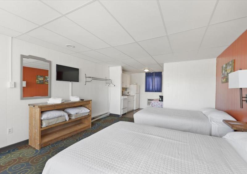 Efficiency Room with Two Double Beds image 3