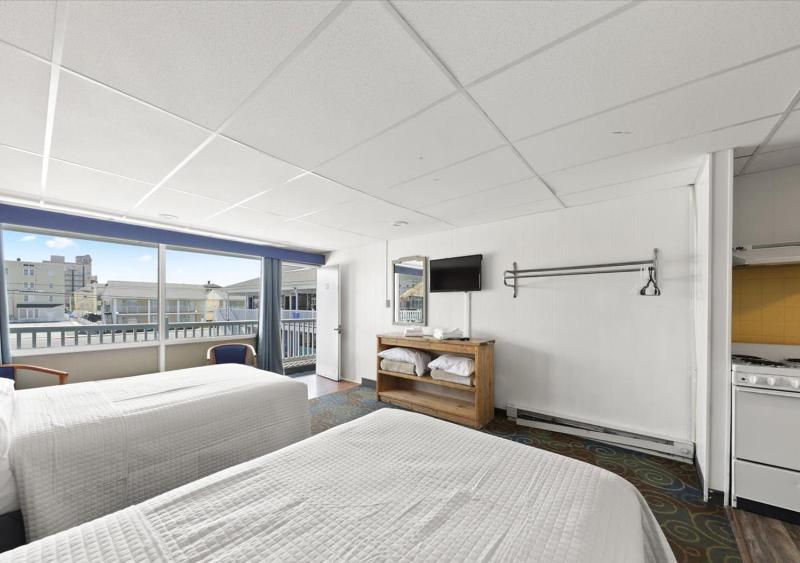 Efficiency Room with Two Double Beds image 2