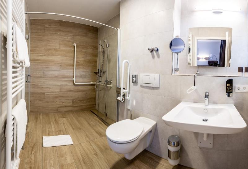 Large Double or Twin Room image 4