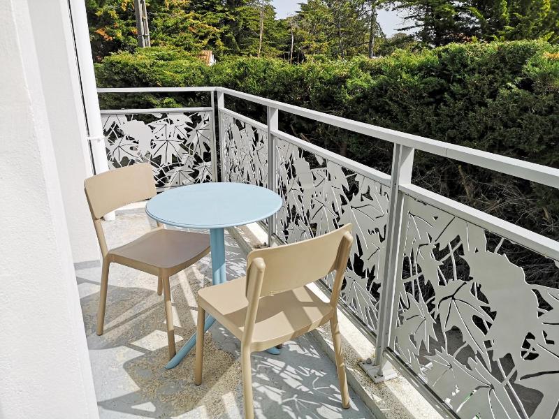 Double Room with Balcony image 3