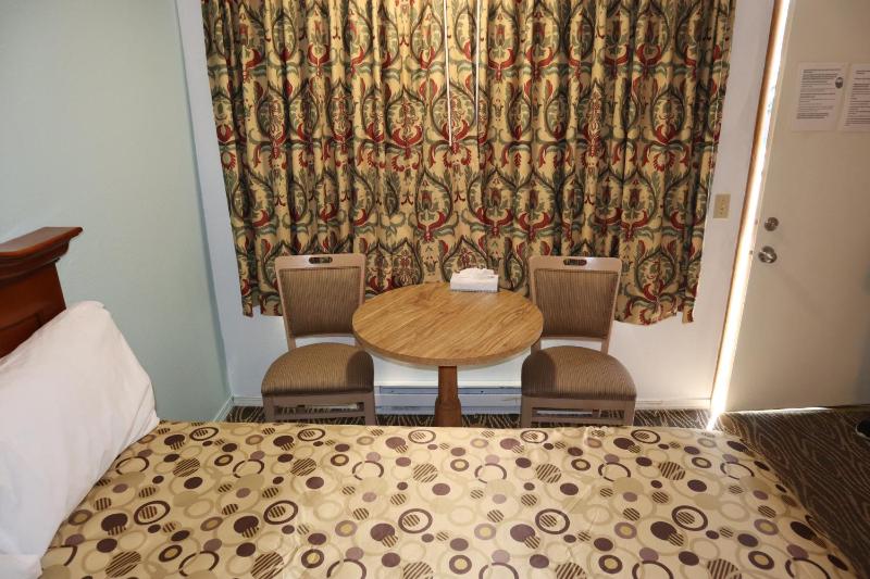 Queen Room with Two Queen Beds - Non-Smoking image 4