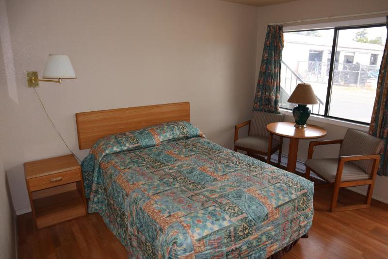 Queen Room image 2