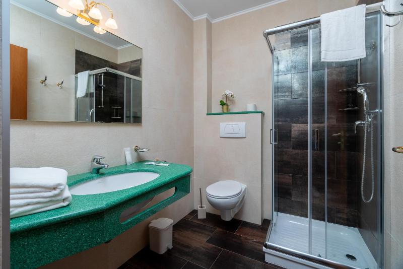 Double Room with Private Bathroom image 1
