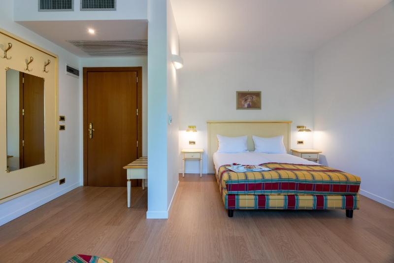 Triple Room with Private Bathroom image 4