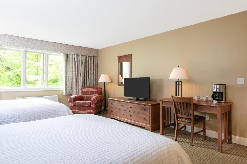 Queen Room with Two Queen Beds image 3