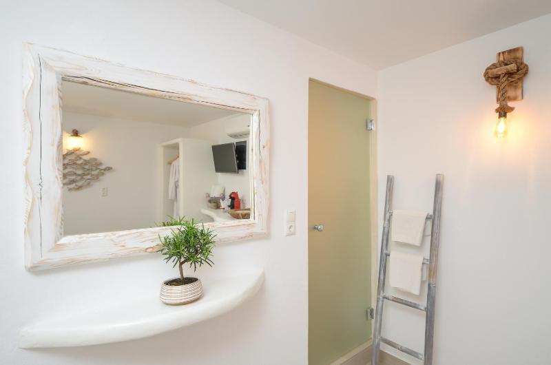 Suite with Hot Tub image 4