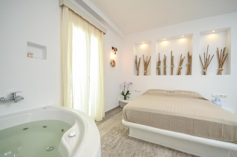 Suite With Indoor Spa Bath image 3