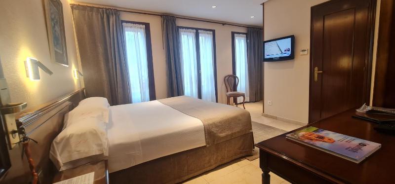 Standard Double or Twin Room - Single Use image 4