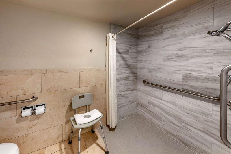 Queen Room with Two Queen Beds and Roll-In Shower - Disability Access/Non-Smoking image 2