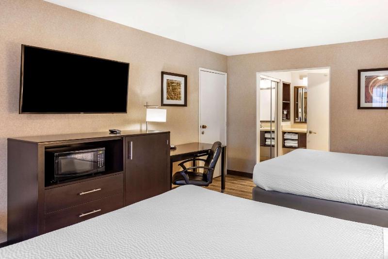 Queen Room with Two Queen Beds - Non-Smoking image 2