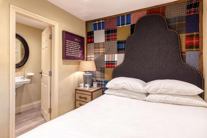 Small Double Room image 4