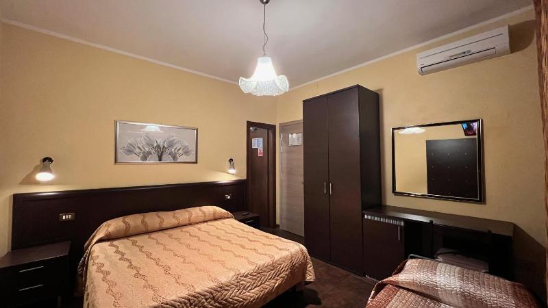 Double Room with Spa Bath image 4