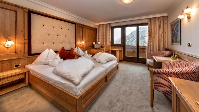 Standard Double Room image 4