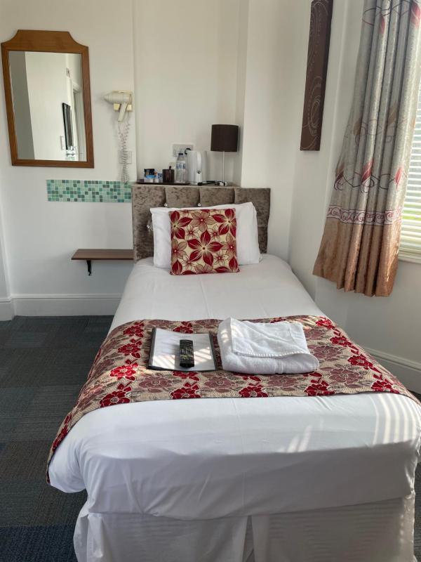 Single Room image 3
