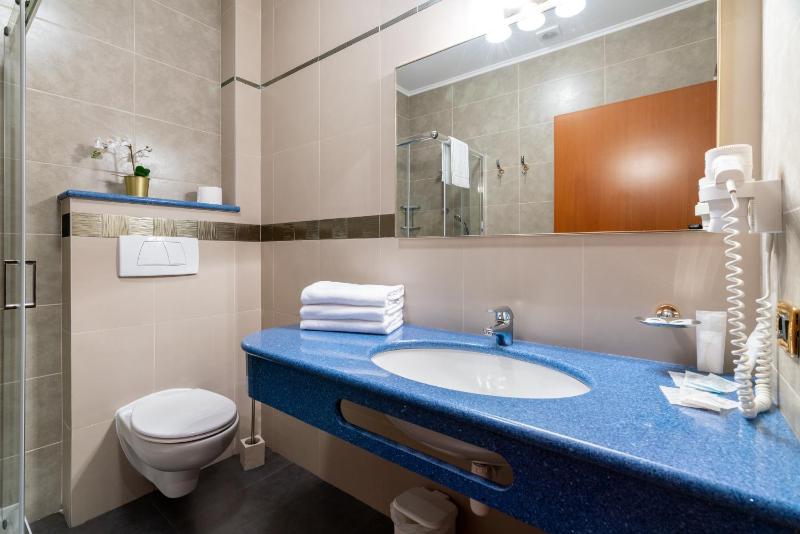 Triple Room with Private Bathroom image 3