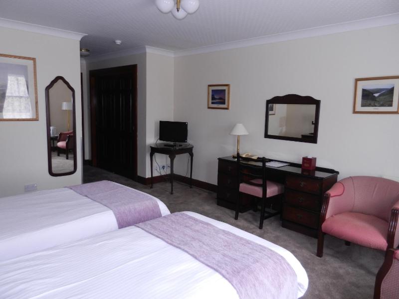 Standard Twin Room image 3